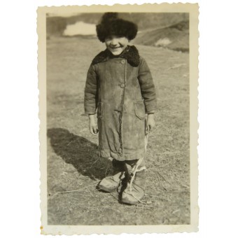 Foto del niño, habitante del pueblo Pashino, URSS, abril de 1942. Espenlaub militaria